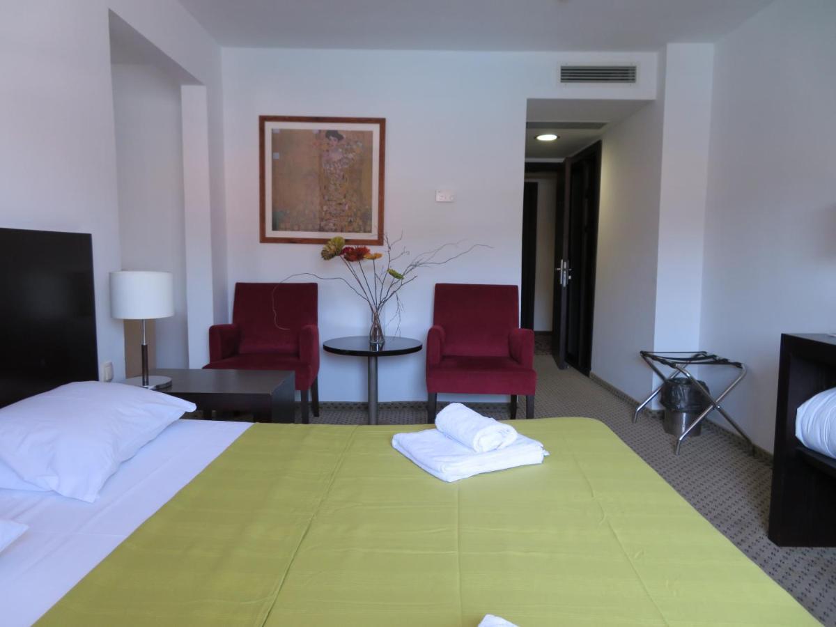 Hotel International Rab Town Bagian luar foto