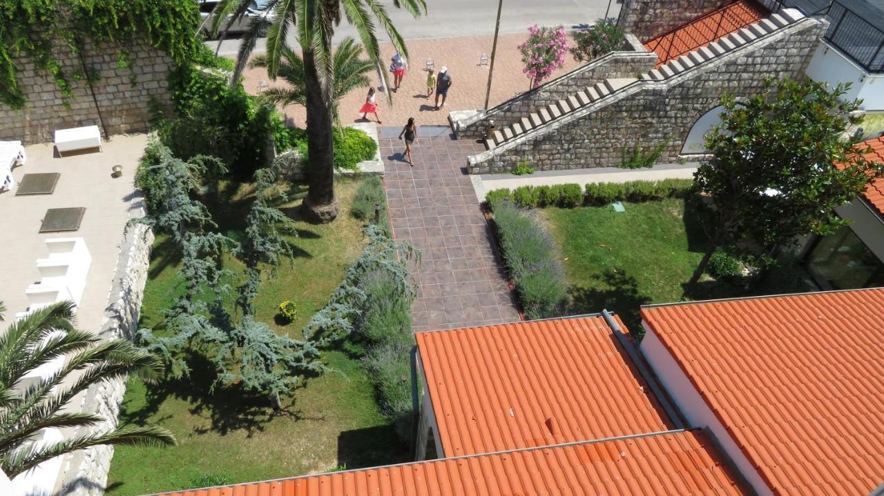 Hotel International Rab Town Bagian luar foto