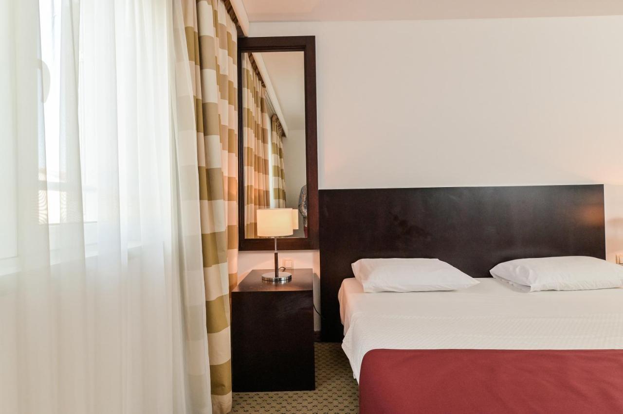 Hotel International Rab Town Bagian luar foto