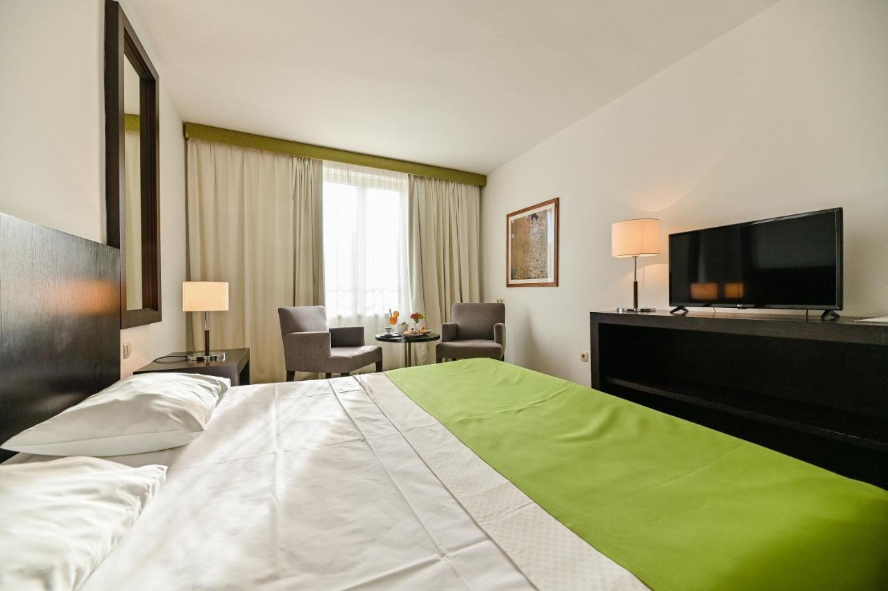 Hotel International Rab Town Bagian luar foto