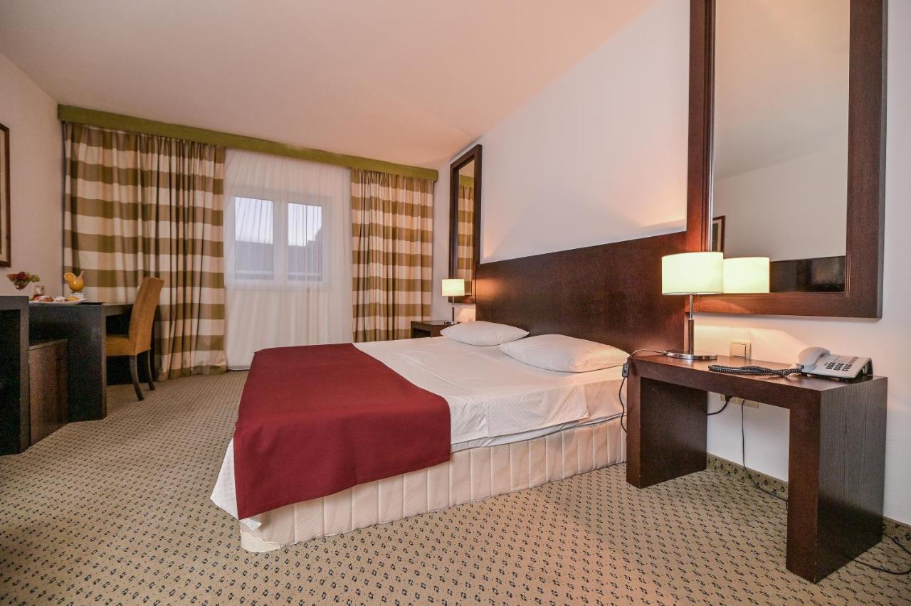 Hotel International Rab Town Bagian luar foto