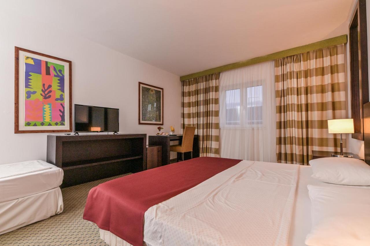 Hotel International Rab Town Bagian luar foto