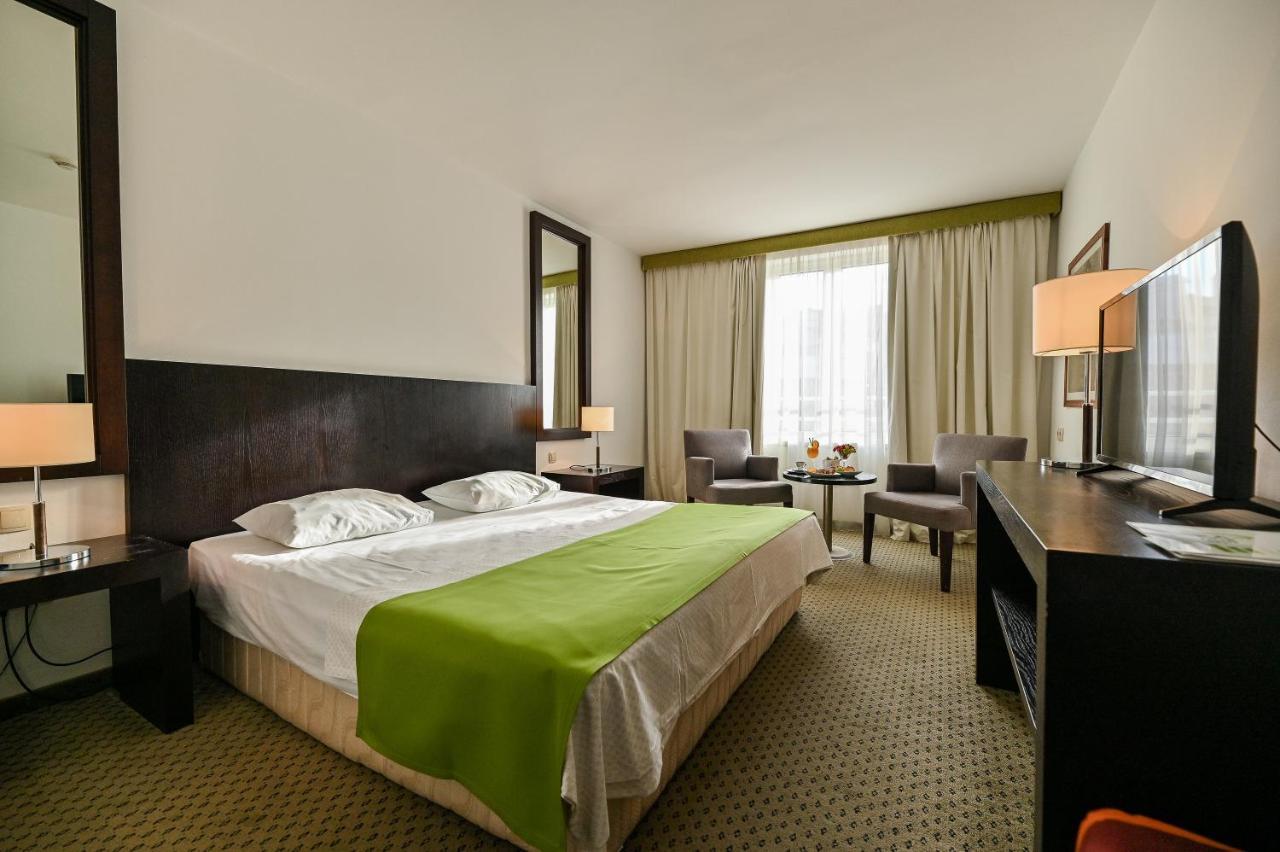 Hotel International Rab Town Bagian luar foto