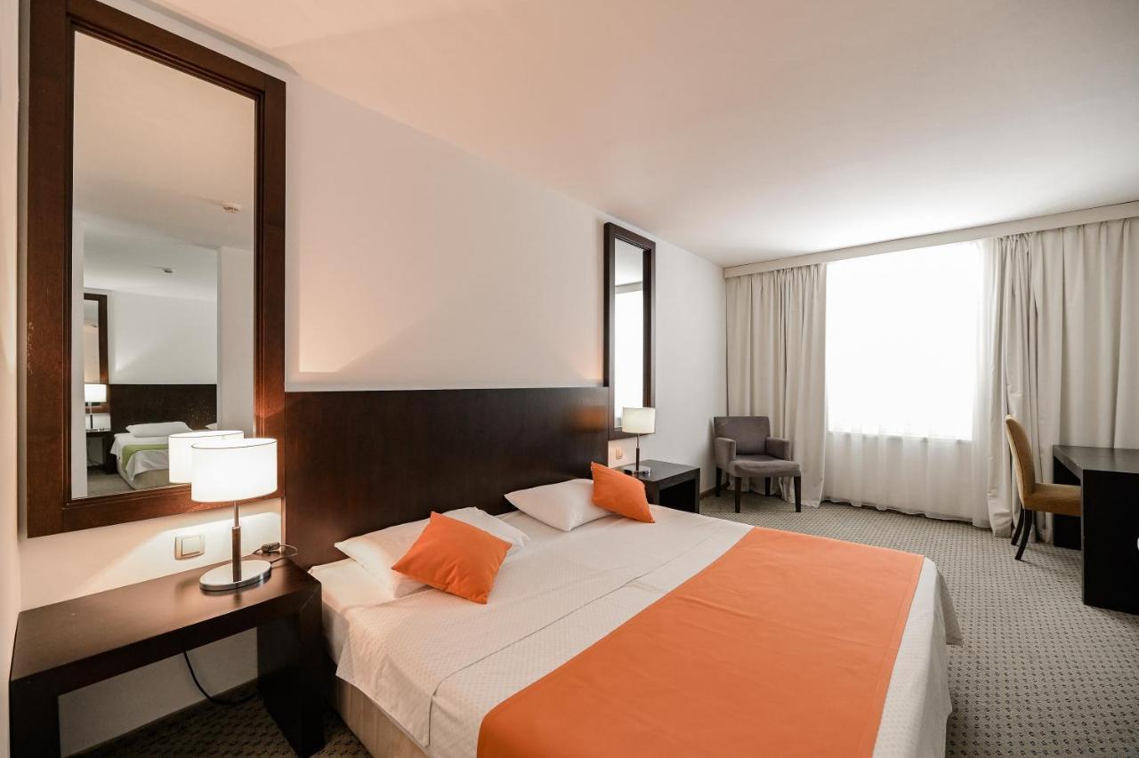 Hotel International Rab Town Bagian luar foto
