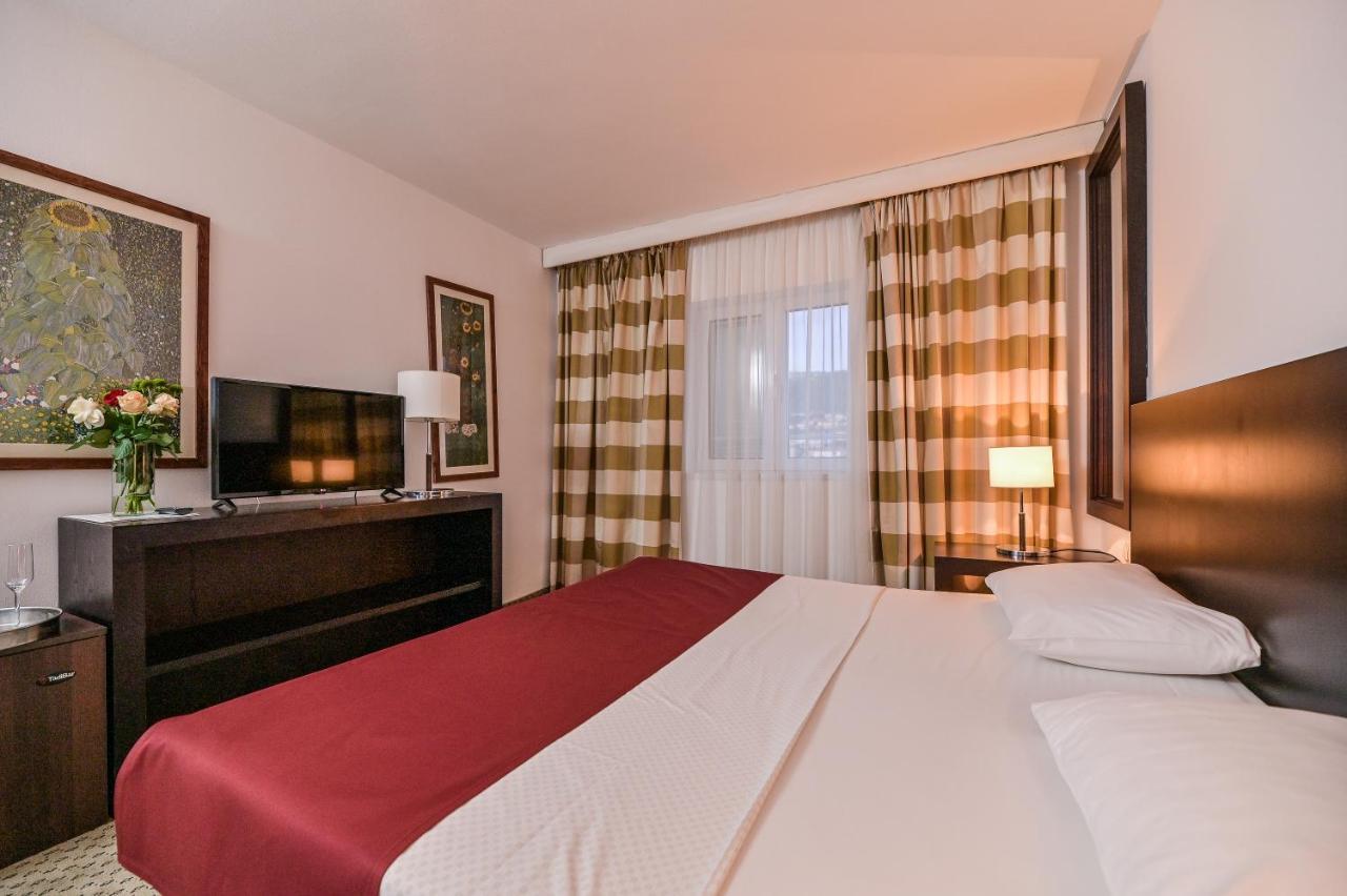 Hotel International Rab Town Bagian luar foto