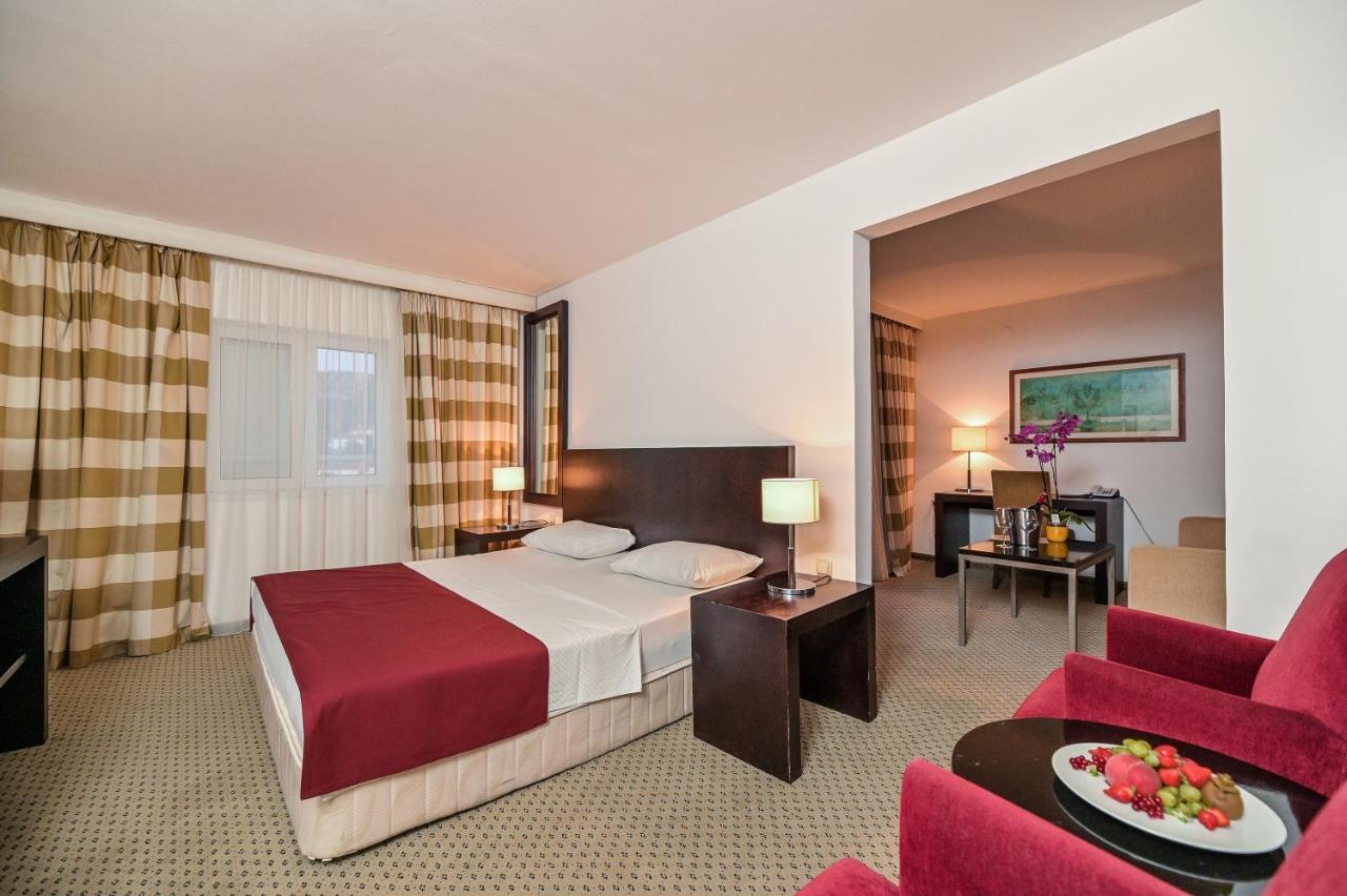 Hotel International Rab Town Bagian luar foto